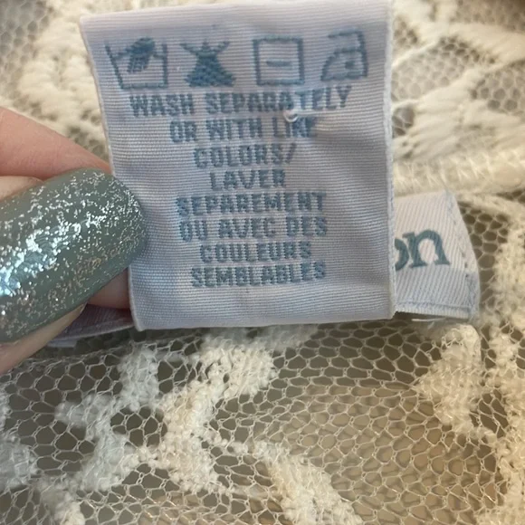 Gorgeous lace top - Picture 4 of 4